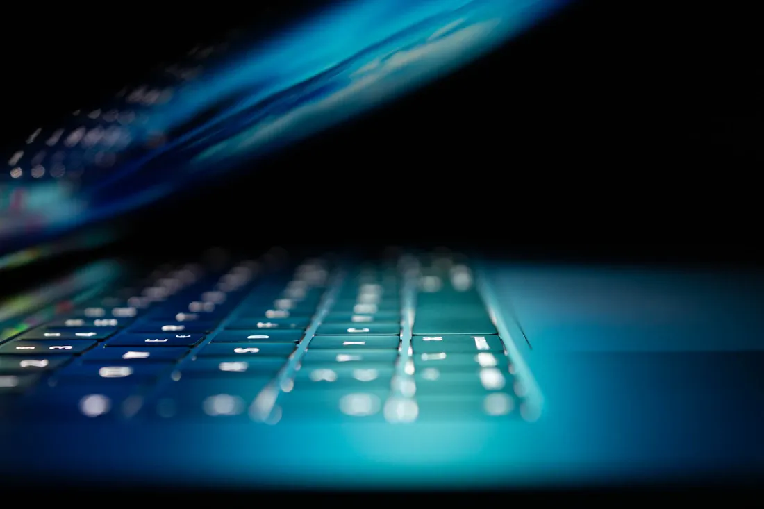 Gros plan sur le clavier rétroéclairé d’un ordinateur portable.